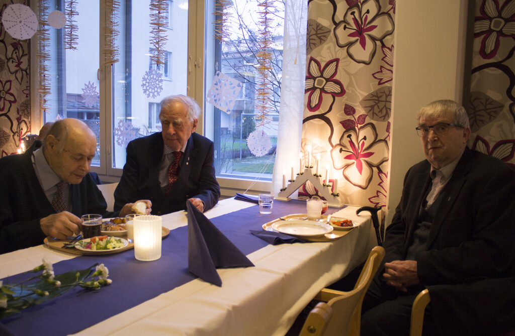 Veteraanit kaupungin juhlalounaalla