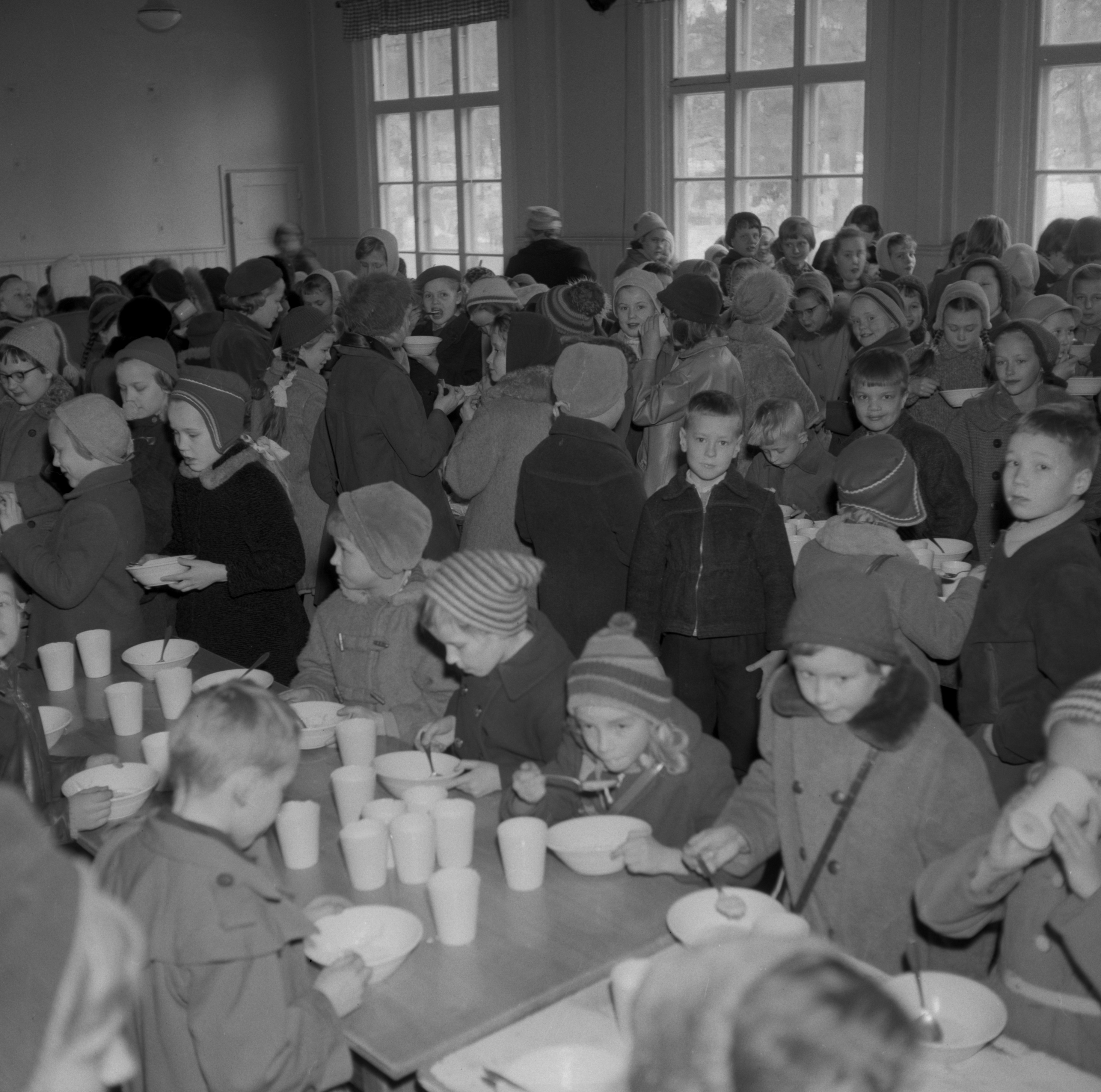 aleksanterin kansakoulun ruokala 1950 luvulla kuva ensio kauppila vapriikin kuva arkisto jpg